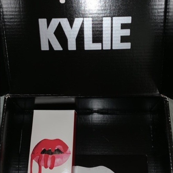 Kylie Jenner Liquid Matte Lipstick and Lip Line - Picture 2 of 3